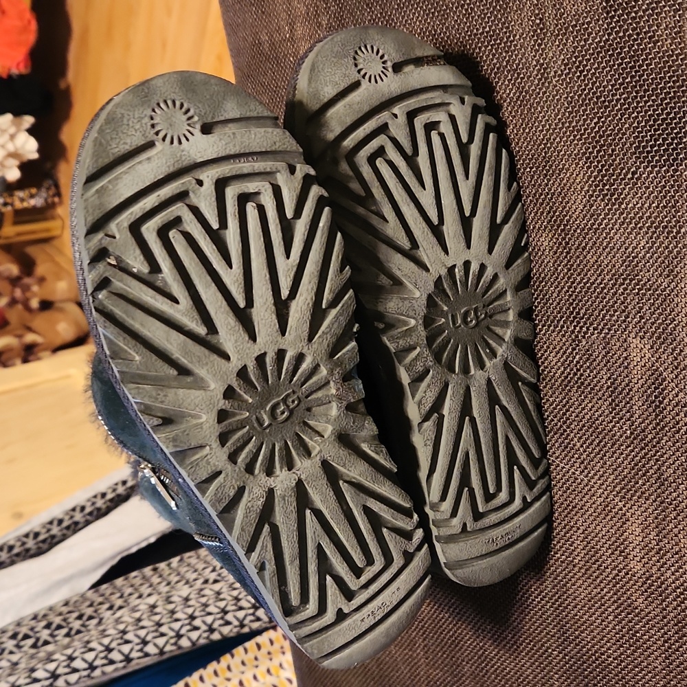 Ugg Size 7 - image 5
